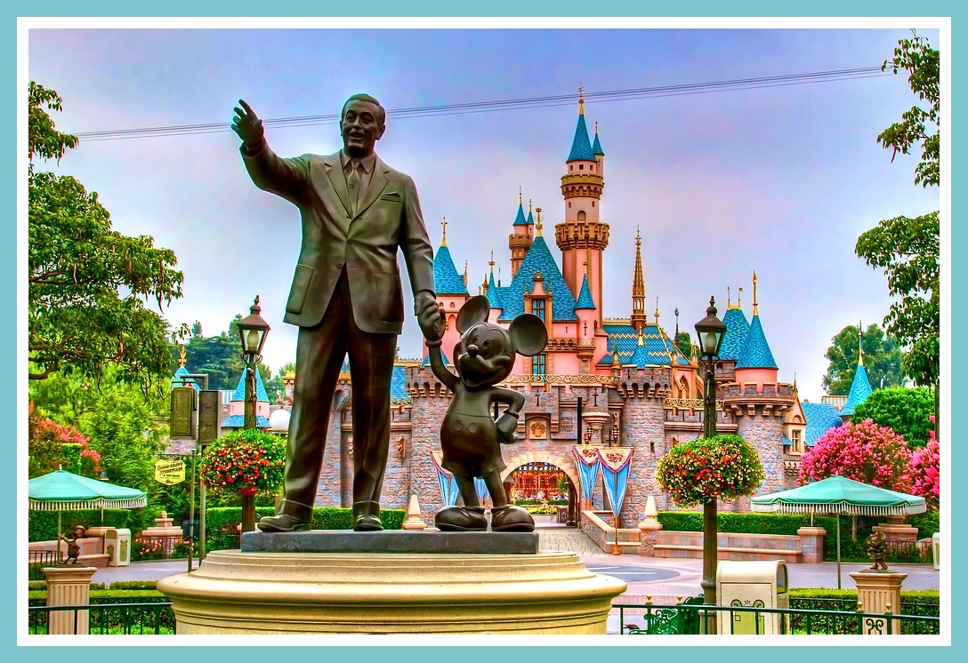 Дисней какая страна. Уолт Дисней Диснейленд. Диснейленд (Анахайм) парки развлечений Walt Disney. Диснейленд Париж Уолт Дисней памятник. Уолт Диснейленд в США В Анахайме.
