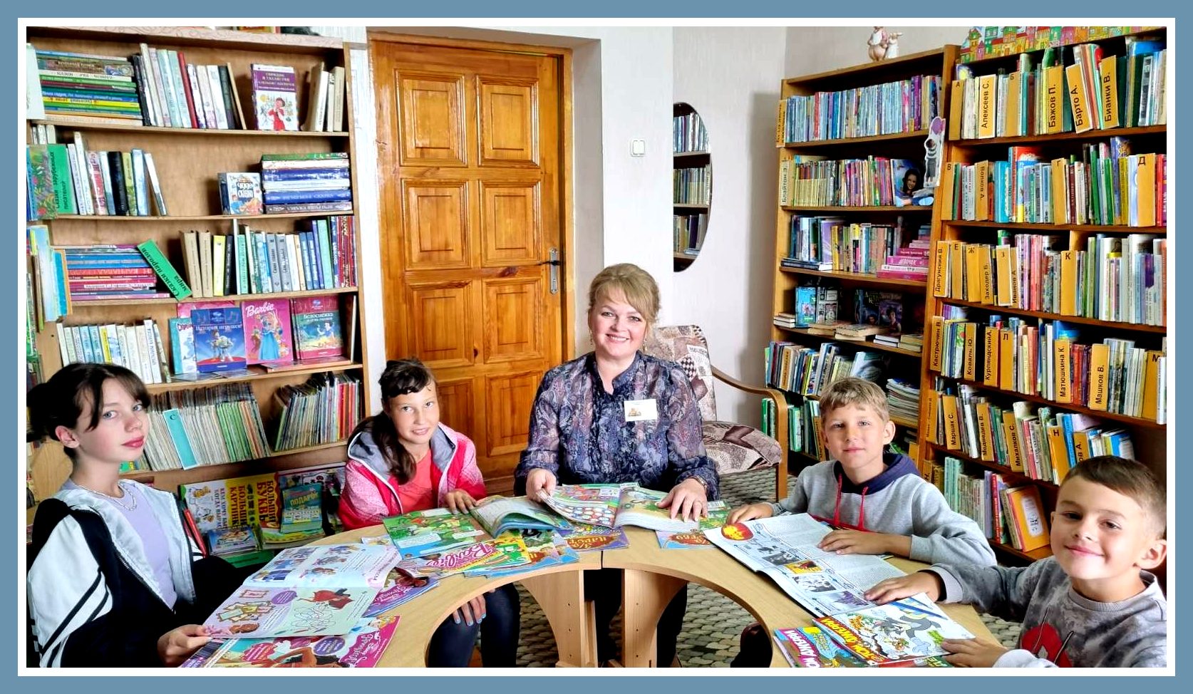 Семейная библиотека в контакте. Семейная библиотека. Семья в библиотеке. Семейное чтение в библиотеке. Новогрудская библиотека.